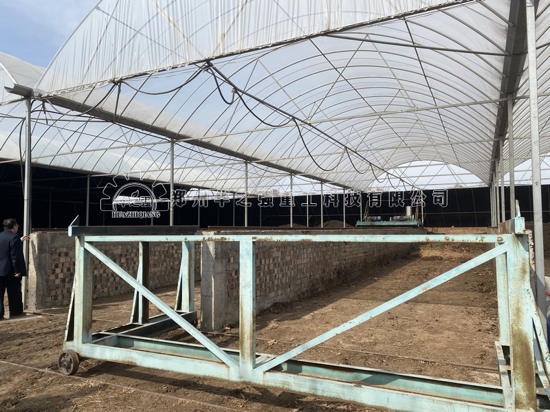 槽式翻堆機(jī)現(xiàn)場(chǎng) (7).jpg